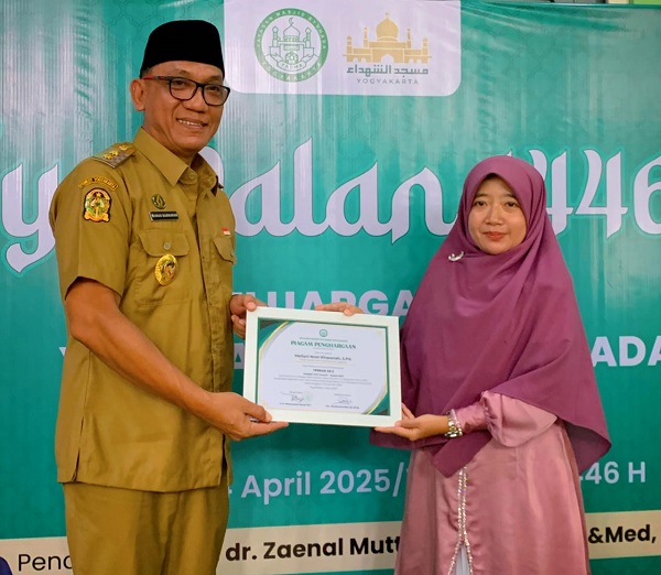  Iklim Keamanan Sekolah antarkan Kepala Sekolah  SMP IT Masjid Syuhada raih Penghargaan Propinsi DIY 
