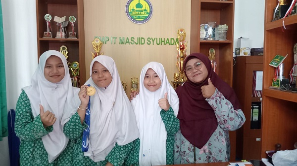 Siswi SMP IT Masjid Syuhada 